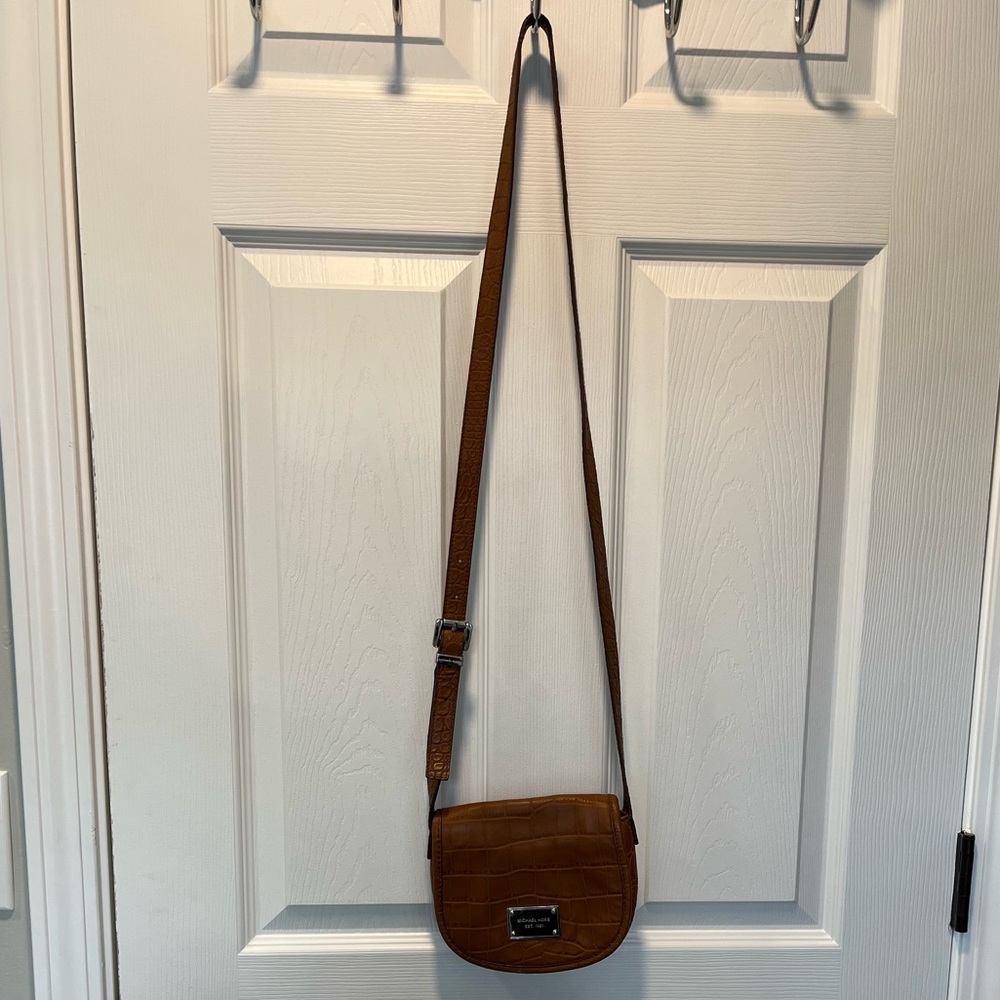Michael Kors Crossbody. Tan